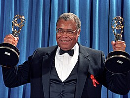 Herec James Earl Jones získal dv ceny Emmy za roli detektiva Gabriela Birda v...