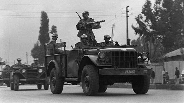 Etiop�t� voj�ci v ulic�ch Addis Abeby. Do svr�en� c�sa�e zb�valy t�i t�dny. (23. srpna 1974)