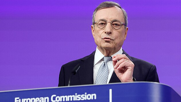 Bývalý �éf Evropské centrální banky Mario Draghi p�edstavuje svoji analýzu...
