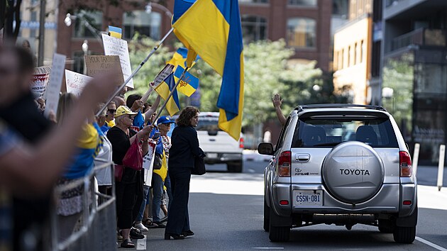 Ukrajinsk� diaspora protestuje proti projekci dokument�rn�ho filmu Rusov� ve v�lce na festivalu v Torontu. (10. z��� 2024)