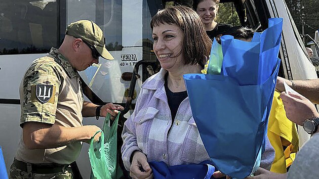 Ukrajina slav� n�vrat 49 mu�� a �en z rusk�ho zajet�. (13. z��� 2024)