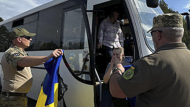 Ukrajina slav� n�vrat 49 mu�� a �en z rusk�ho zajet�. (13. z��� 2024)