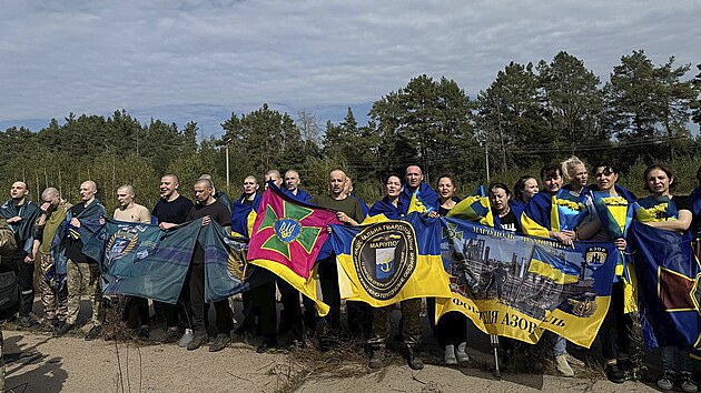 Ukrajina slav� n�vrat 49 mu�� a �en z rusk�ho zajet�. (13. z��� 2024)