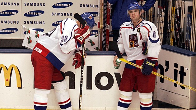 ZKLAM�N�. Ji�� Dopita a Jaroslav �pa�ek po semifin�le Sv�tov�ho poh�ru v roce 2004.