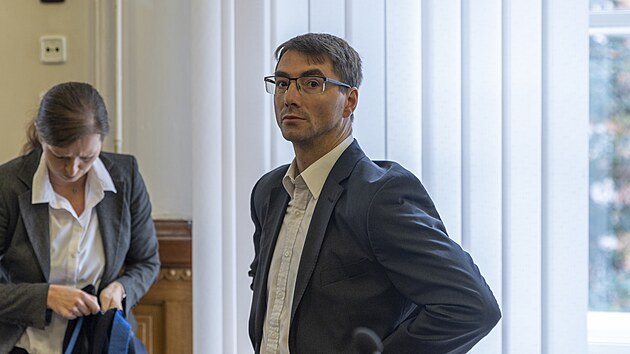 Krajsk soud v Brn dnes zaal projednvat ppad bvalho sanite Frantika . z tebsk nemocnice, kter podle obaloby v roce 2022 pacientce v narkze opakovan stril prst do vagny. Mu je obalovan ze znsilnn. (17. z 2024)