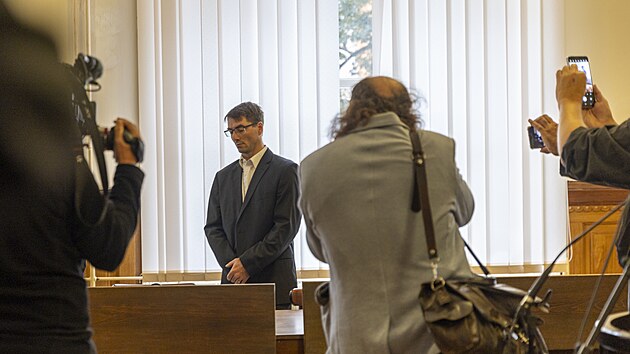 Krajsk soud v Brn dnes zaal projednvat ppad bvalho sanite Frantika . z tebsk nemocnice, kter podle obaloby v roce 2022 pacientce v narkze opakovan stril prst do vagny. Mu je obalovan ze znsilnn. (17. z 2024)
