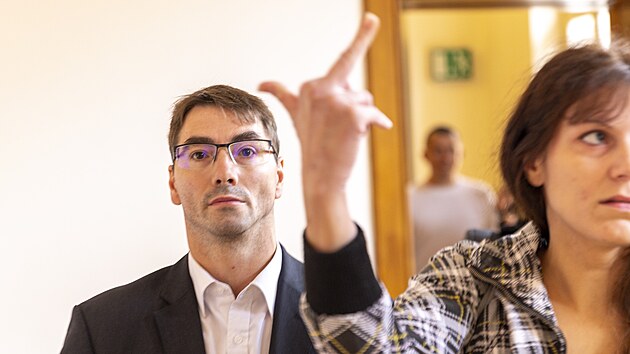 Krajsk soud v Brn dnes zaal projednvat ppad bvalho sanite Frantika . z tebsk nemocnice, kter podle obaloby v roce 2022 pacientce v narkze opakovan stril prst do vagny. Mu je obalovan ze znsilnn. (17. z 2024)