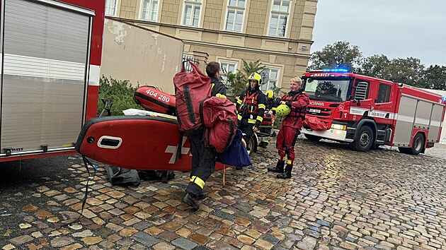 Policisty a hasie zamstnal mu, kter si el zaplavat do Vltavy. Zachraovali ho po dvou kilometrech u Karlova mostu. (15. z 2024)