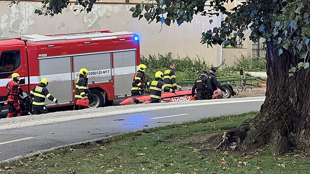 Policisty a hasie zamstnal mu, kter si el zaplavat do Vltavy. Zachraovali ho po dvou kilometrech u Karlova mostu. (15. z 2024)