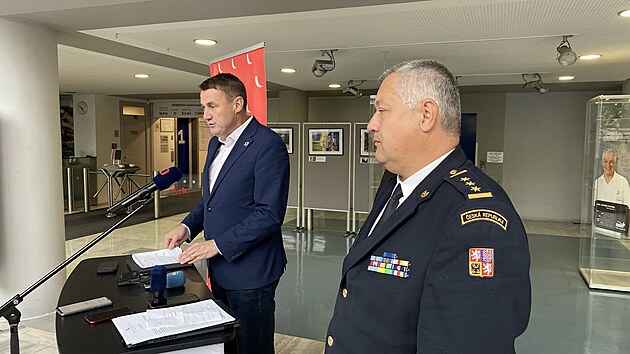 Hejtman Libereckého kraje Martin P�ta (vlevo) na mimo�ádném briefingu...