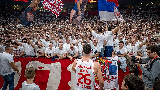 Fanou�ci Crvene zvezdy b�hem zápasu s Partizanem.