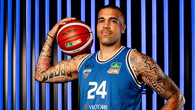 Basketbalista Blake Schilb v dresu USK Praha.