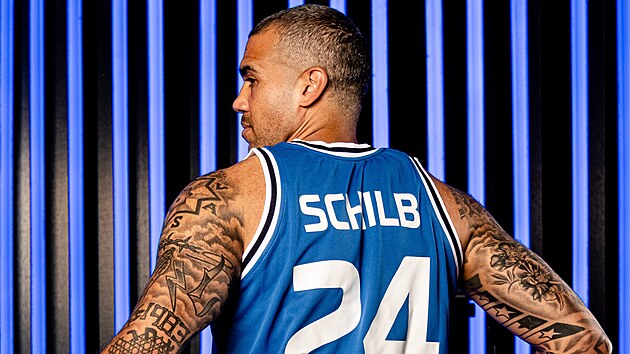Basketbalista Blake Schilb v dresu USK Praha.