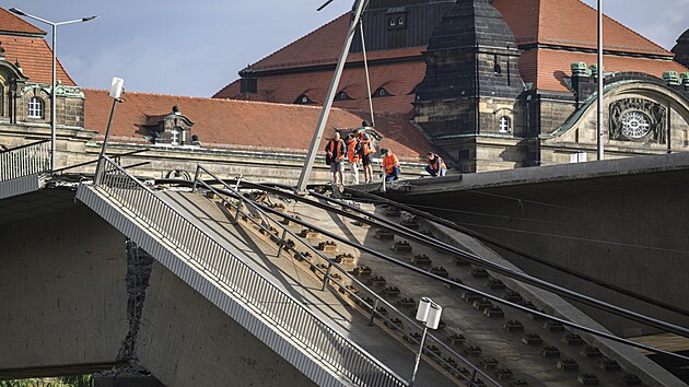 V Dranech se ztila st mostu Carolabrcke, kter je klovou dopravn tepnou. Na snmku jsou vidt tramvajov koleje visc ve vzduchu. (11. z 2024)