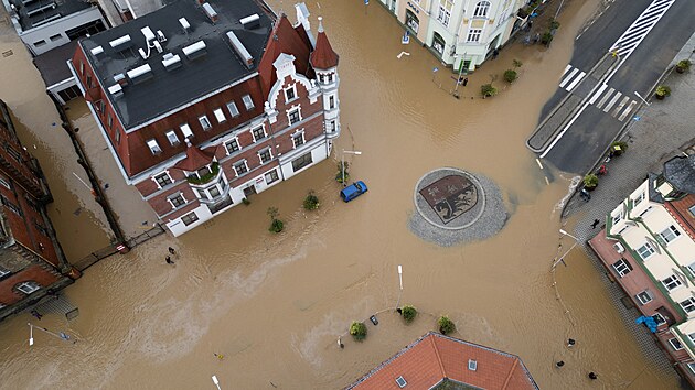 Celkov� pohled z dronu na zaplavenou oblast u �eky Nysa Klodzka v polsk� Nise (15. z��� 2024)
