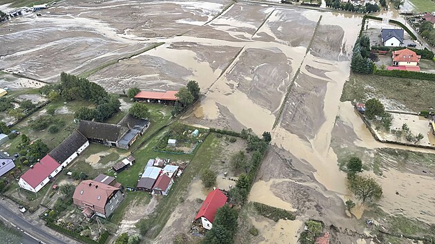 Fotografie poskytnut� polsk�mi hasi�i ukazuje zaplavenou oblast u �eky Nysa Klodzka v polsk�m m�st� Nisa. (16. z��� 2024).