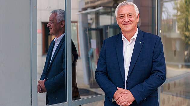 Josef Such�nek, hejtman Olomouck�ho kraje p�ed s�dlem hejtmanstv� v Olomouci