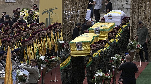 Poh�eb lid�, kte�� zahynuli p�i v�buchu pager� v libanonsk�m Bejr�tu. (18. z��� 2024)