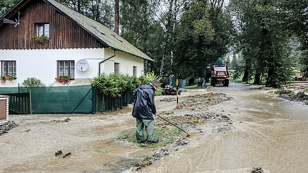 Vrbno pod Praddem a Hemanovice jsou odznut od okol. Vrbnem se ned projet, eka tee pes silnici ke kruhovmu objezdu a hlavn kiovatce. Lid u nkolik hodin ekaj, a se budou moct dostat pry. (15. z 2024)