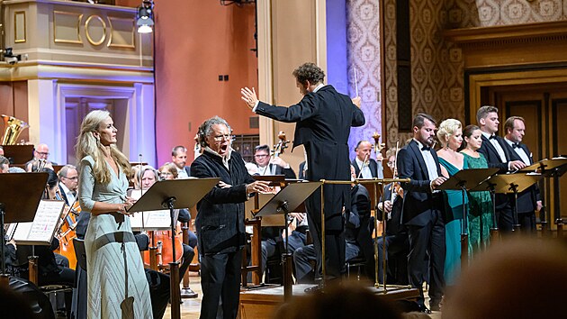 (Zleva) Sopranistka Vida Miknevi�iūtė, tenorista Roberto Saccà, dirigent Tom� Brauner a dal�� s�list� p�i koncertn�m proveden� opery E.W. Korngolda Mrtv� m�sto.