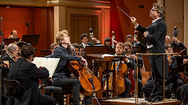 Cellista Julian Steckel, dirigent Jakub Hr��a a Bamber�t� symfonikov� na zahajovac�m koncert� Dvo��kovy Prahy