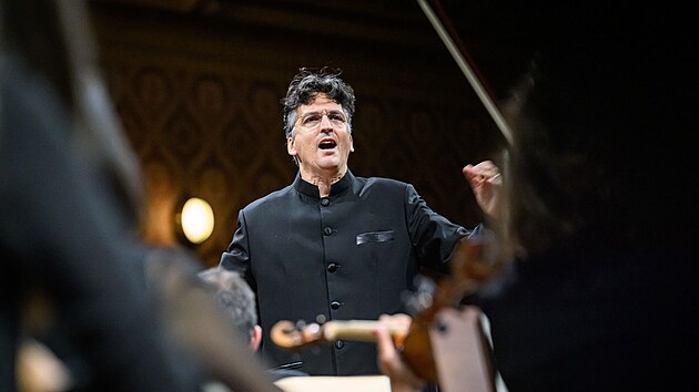 Nmeck dirigent Michael Sanderling dil na Dvokov Praze Luzerner Sinfonieorchester.