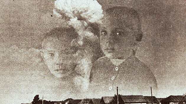 Fotografie vznikl� omylem dvojitou expozic� ve dnech 13. a 14. z��� 1954. Ivan �aronin, obyvatel m�sta Soro�insk a hudebn� �editel tamn�ho oblastn�ho kulturn�ho st�ediska, fotil v pond�l� 13. z��� d�ti. Kdy� �el v �ter� r�no po ulici a uvid�l v d�lce atomov� h�ib, s�hl v rozru�en� po fotoapar�tu. H�ib omylem vyfotografoval p�es posledn� fotku z p�edchoz�ho dne. Vzd�lenost epicentra v�buchu od Soro�inska byla asi 30 kilometr�.