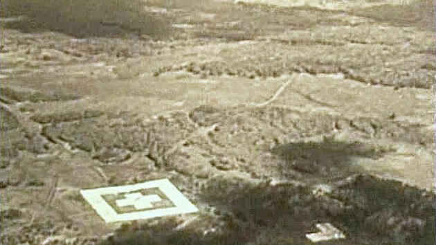 Velk� b�l� �tverec s k��em slou��c� jako z�m�rn� bod pro odhoz jadern� pumy p�i cvi�en� Tockoje 1954