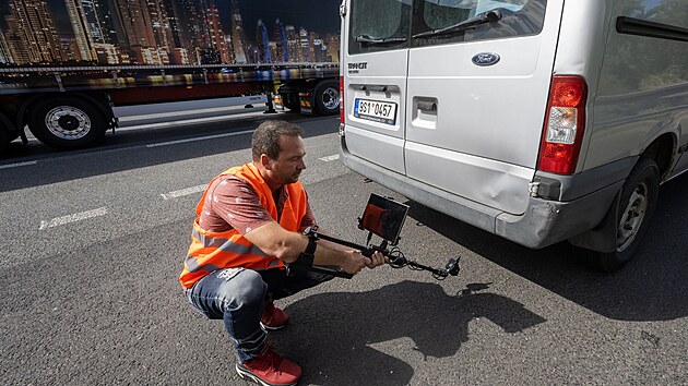 P�edstaven� nov�ch p��stroj� na detekci vozidel s nadm�rn�mi emisemi prachov�ch ��stic, kter� nechalo vyvinout hlavn� m�sto s �esk�mi radiokomunikacemi