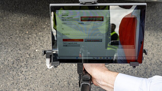 P�edstaven� nov�ch p��stroj� na detekci vozidel s nadm�rn�mi emisemi prachov�ch ��stic, kter� nechalo vyvinout hlavn� m�sto s �esk�mi radiokomunikacemi