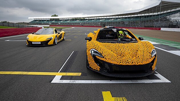 McLaren P1 z kosti�ek LEGO vyzkou�el na okruhu Silverstone jezdec F1 Lando Norris.