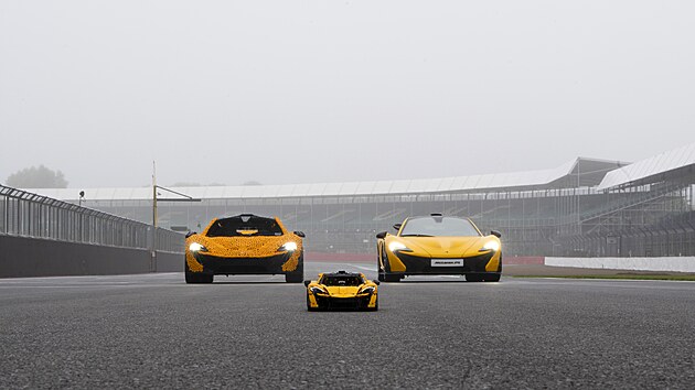 McLaren P1 z kosti�ek LEGO vyzkou�el na okruhu Silverstone jezdec F1 Lando Norris.