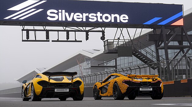 McLaren P1 z kosti�ek LEGO vyzkou�el na okruhu Silverstone jezdec F1 Lando Norris.
