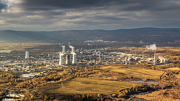 Pohled na arel litvnovsk chemiky. Na snmku je jet vidt vech osm chladicch v - est vysokch a dv ni v prav sti fotografie. V pozad pod horami msto Litvnov, konkrtn jeho sdlit Janov.