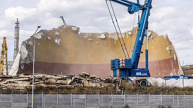 Demolice chladic ve, kter stla pobl hlavnho vjezdu do arelu litvnovsk chemiky u silnice 1/27.