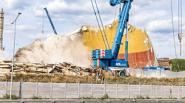 Demolice chladic ve, kter stla pobl hlavnho vjezdu do arelu litvnovsk chemiky u silnice 1/27.