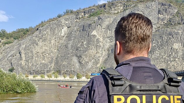 Policist� spole�n� s hasi�i prop�tr�vaj� �eku Labe. P�traj� po �lov�ku, kter� byl v�era ve�er v �ece spat�en. (18. z��� 2024)