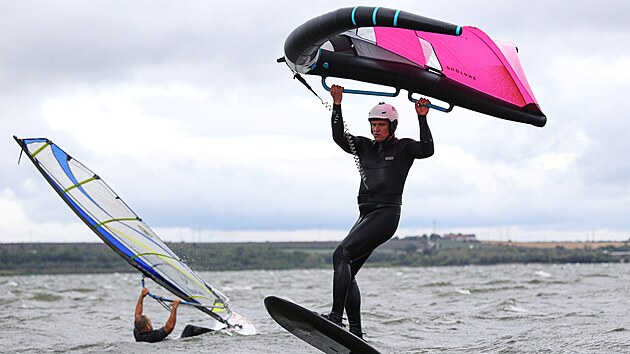 Nechranice pilkaly vyznavae vodnch adrenalinovch sport. V sobotu a v nedli pehrada tak host tradin windsurfingov zvod Nechranick buchta. (14. z 2024)