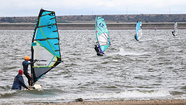 Nechranice pilkaly vyznavae vodnch adrenalinovch sport. V sobotu a v nedli pehrada tak host tradin windsurfingov zvod Nechranick buchta. (14. z 2024)