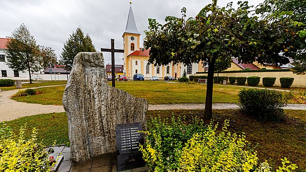 Pamtnk obtem povodn v Troubkch na Perovsku z roku 1997. Tehdy zahynulo devt lid, velk voda strhla 200 dom.