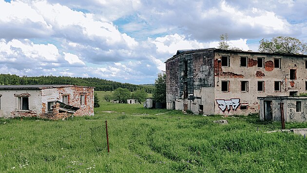 Kas�rna v�H�ebe�n� vyu��vala radioloka�n� jednotka St�edn� skupiny Sov�tsk� arm�dy do roku 1987. Od t� doby ch�traj�.