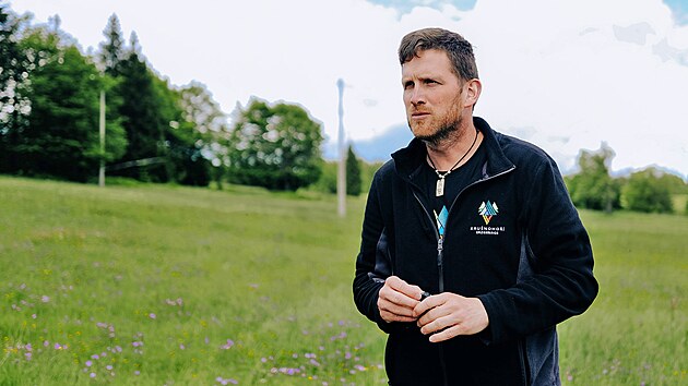 Spisovatel �t�p�n Jav�rek se v�Kru�n�ch hor�ch narodil, v�dosp�losti se sem vr�til a stal se jak�msi m�stn�m bardem.