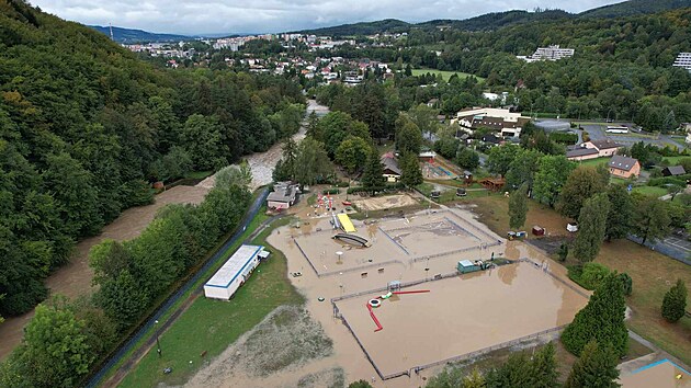 V Ronov pod Radhotm se vylila eka a zaplavila arel koupalit. (z 2024)