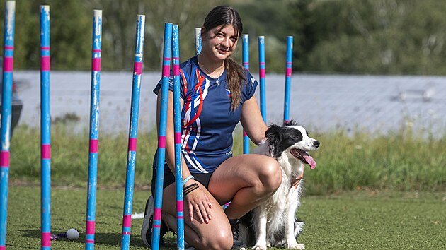 Elena Hlobilov� p�i tr�ninku agility se psem Am�lkou na provizorn�m h�i�ti ve zl�nsk� Kle��vce (srpen 2024)