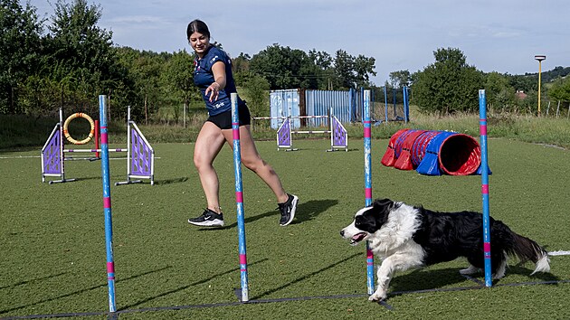 Elena Hlobilov� p�i tr�ninku agility se psem Am�lkou na provizorn�m h�i�ti ve zl�nsk� Kle��vce (srpen 2024)