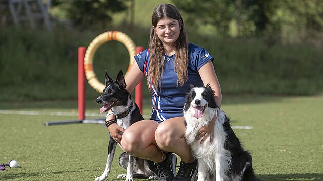 Elena Hlobilov� p�i tr�ninku agility se psem Am�lkou a jej�m n�stupcem Speedym na provizorn�m h�i�ti ve zl�nsk� Kle��vce (srpen 2024)