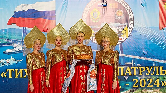 eny v ruskm tradinm odvu bhem ceremonilu v pstavu v ruskm Vladivostoku (17. z 2024)