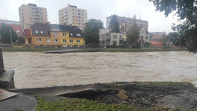 Opavt hasii pomhaj u Sportovn haly Slezskho gymnzia. Vude jsou nnosy bahna. (16. z 2024)