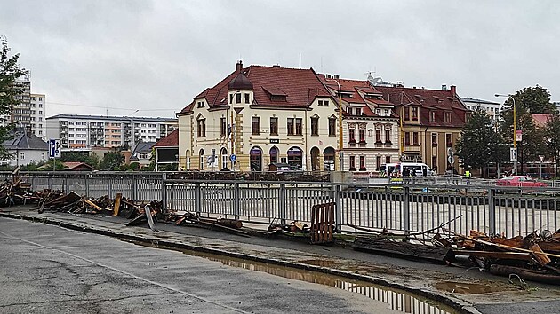 Opavt hasii pomhaj u Sportovn haly Slezskho gymnzia. Vude jsou nnosy bahna. (16. z 2024)