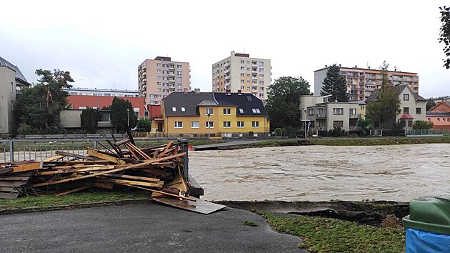 Opavt hasii pomhaj u Sportovn haly Slezskho gymnzia. Vude jsou nnosy bahna. (16. z 2024)